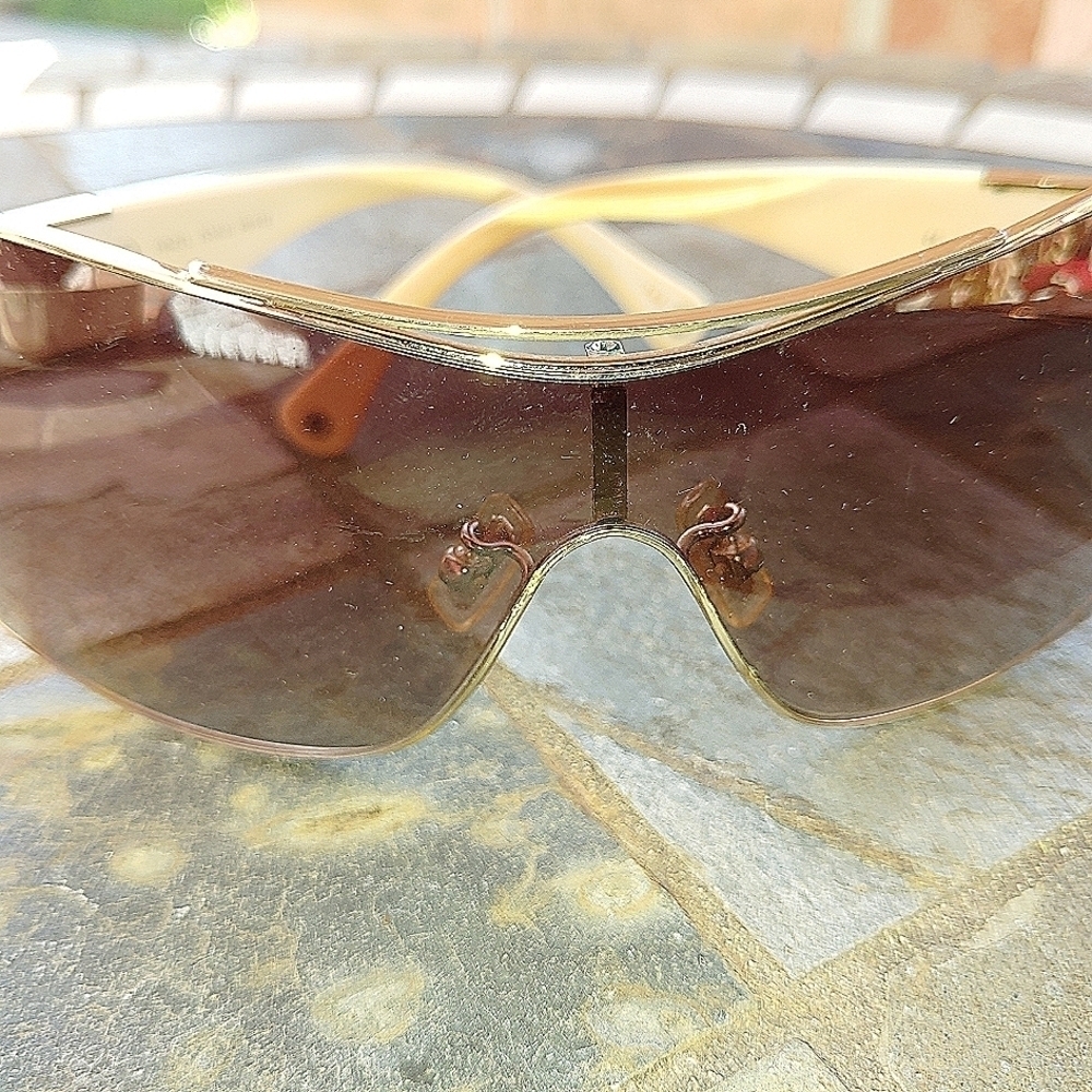 COACH SUNGLASSES AND CLAM SHELL CASE - Picture 4 of 14